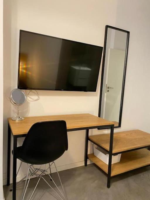 A Place 4U No10 - Garden-Level Getaway 2 Bedroom 2 Bathroom Apartment With Yard Atina Dış mekan fotoğraf